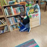 Chlopiec Uklada Ksiazki