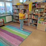 Dziewczynka Sprawdza Ksiazki