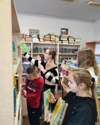 Dzieci Ukladaja Ksiazki Na Nowych Regalach