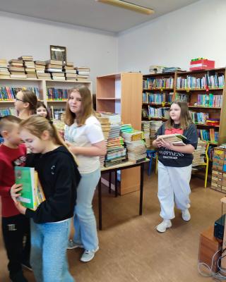 Dzieci Ukladaja Ksiazki Na Polkach