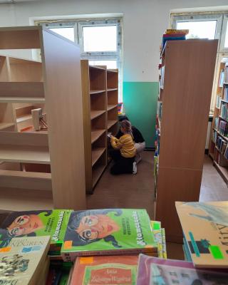 Dzieci Zdejmuja Ksiazki Ze Starych Regalow