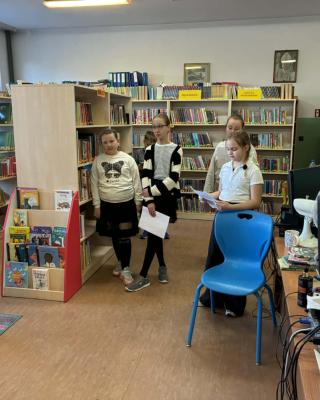 Uczniowie Przygotowuja Sie Do Wystepu