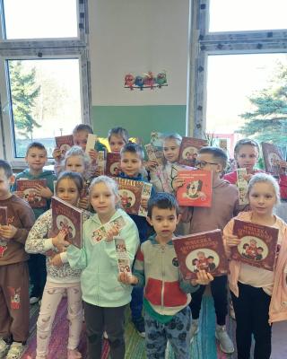 Dzieci Trzymaja Prezenty