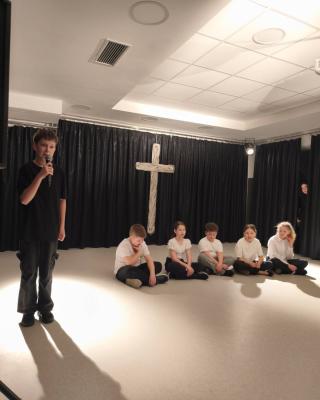 Image1220 Chlopiec Stojacy I Dzieci Siedzace W Tle