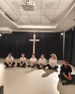 Image1221 Dzieci Siedzace Na Podlodze