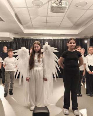 Image1223 Grupa Dzieci Z Aniolem W Srodku