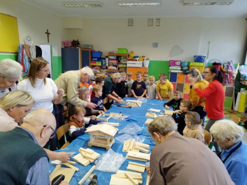 „Skrzydlaci przyjaciele” – wspólne działania dzieci i seniorów…